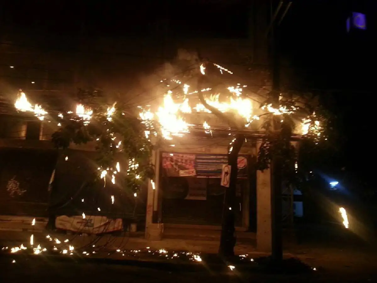 ระทึกขวัญผวา!!!  ไฟไหม้สายไฟฟ้าตรงข้ามเมเจอร์รัชโยธิน เสียงหม้อแปลงบึ้มมาเป็นระยะ ชาวเน็ตฟันสาเหตุ...กะแล้วสักวันมันต้องเกิด