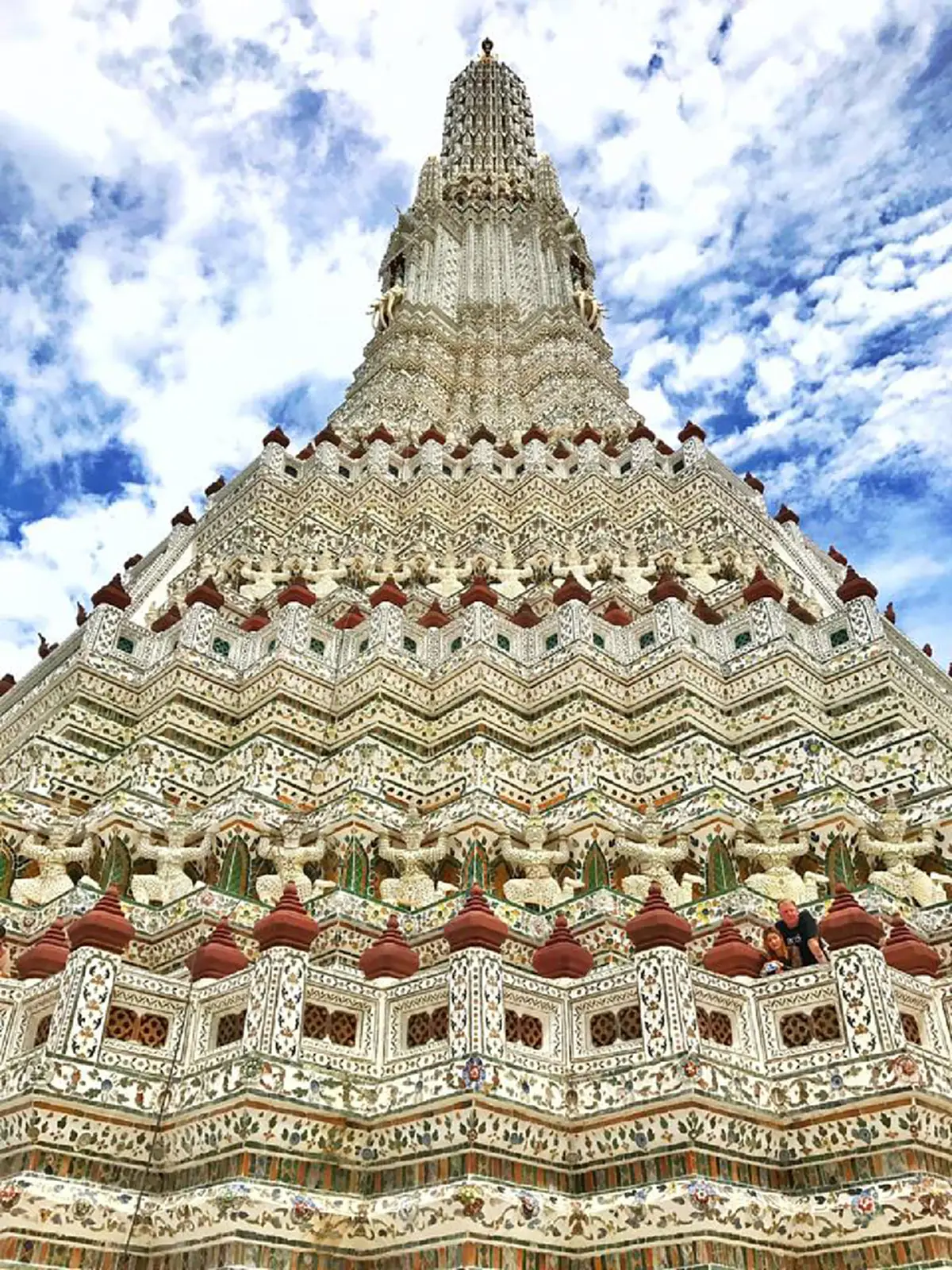 สวดยับ! เเหม่มถ่ายภาพนั่งคู่พระพุทธรูป ทำเอาพุทธศาสนิกชนเห็นแล้วถึงกับทนไม่ไหว กับพฤติกรรม ที่ไม่เหมาะสม ส่งเรื่องร้องเรียน ผู้เกี่ยวข้องหาว