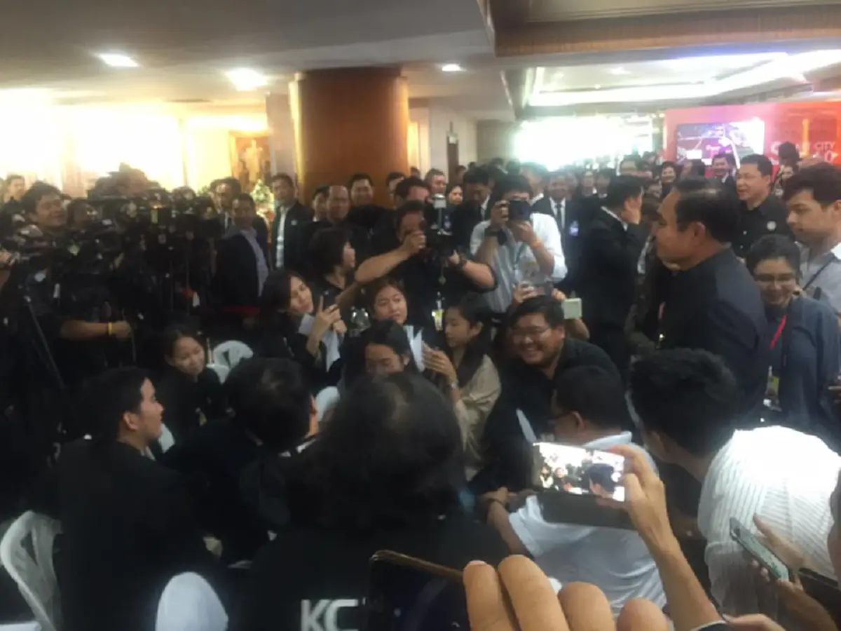 นายกเป็นคนตลก!!! ลีลา "บิ๊กตู่" สวมบทช่างภาพหนุ่ม แถมทำท่าถือไมค์ยิงคำถามนักข่าวรัวๆ แบบเป็นกันเองสุด!!? (มีคลิป)