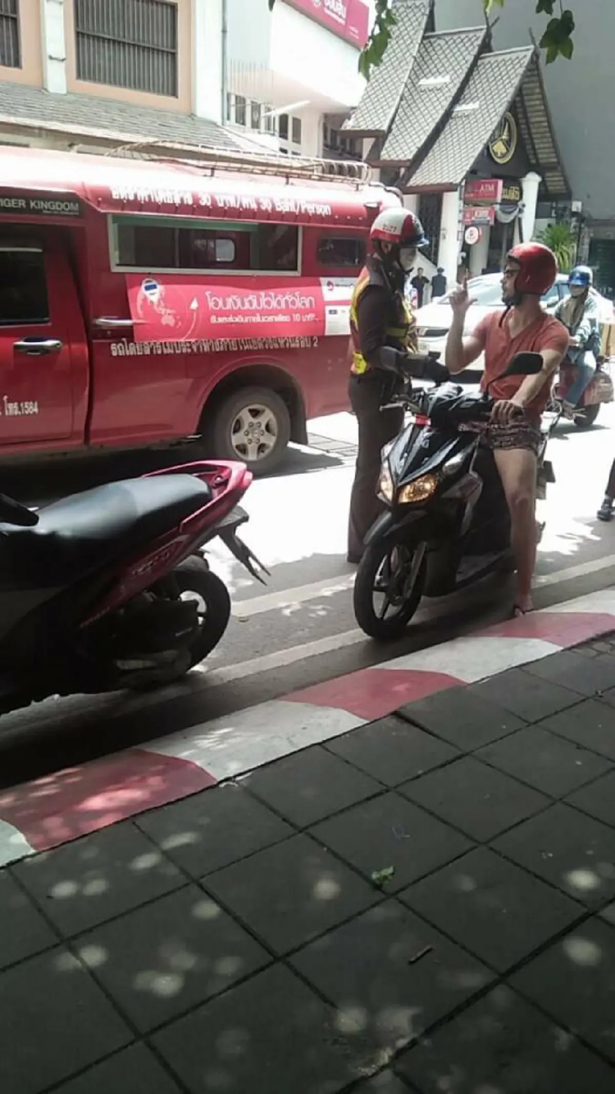 ถูกผิดว่าไป...แต่อย่าใช้อารมณ์!! แชร์กันอื้อ! "ตร.เชียงใหม่" ตะคอกใส่หน้านทท.ต่างชาติโดนจับใบขับขี่ โซเชียลวิจารณ์แซ่ดเสียงแตก!?! (มีคลิป)