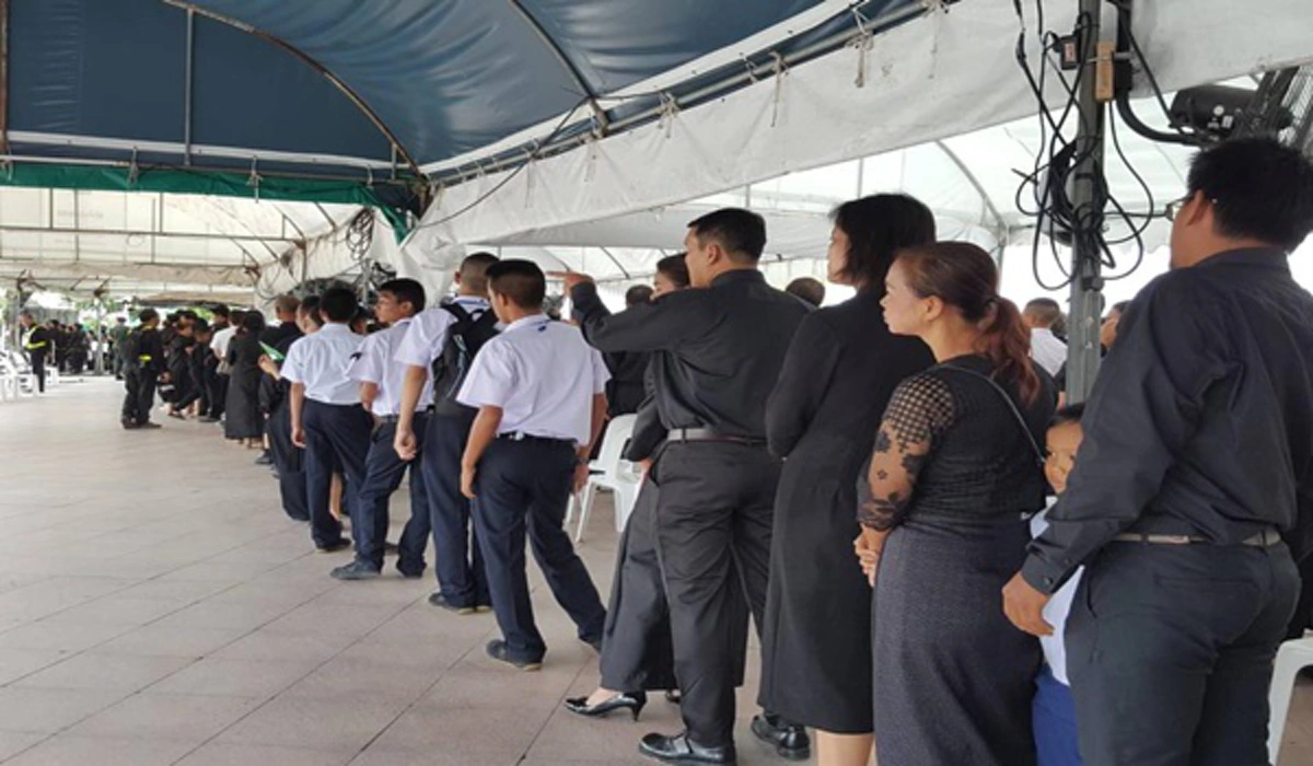 พสกนิกรต่างปลื้มปิติ!!! เมนูพระราชทานจาก สมเด็จพระเจ้าอยู่หัว ร.10 มอบแก่ประชาชนที่เดินทางมากราบพระบรมศพ ในหลวง ร.9 #ทรงพระเจริญ