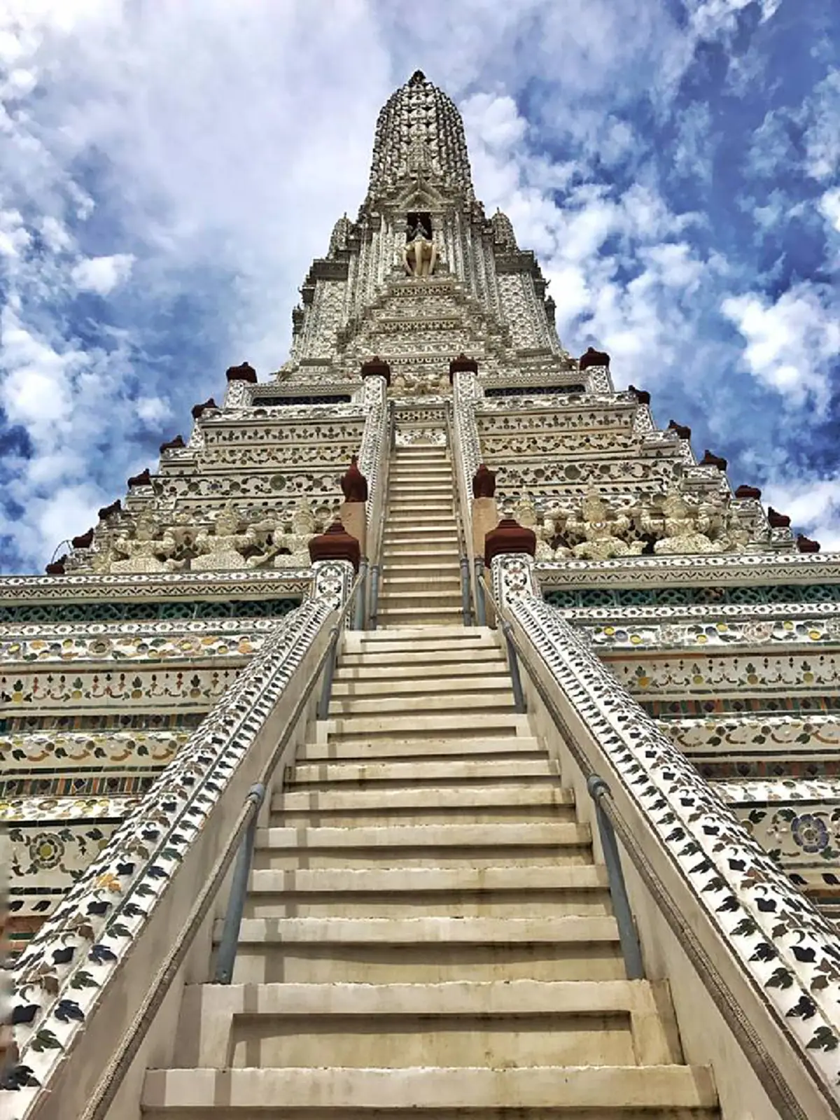สวดยับ! เเหม่มถ่ายภาพนั่งคู่พระพุทธรูป ทำเอาพุทธศาสนิกชนเห็นแล้วถึงกับทนไม่ไหว กับพฤติกรรม ที่ไม่เหมาะสม ส่งเรื่องร้องเรียน ผู้เกี่ยวข้องหาว