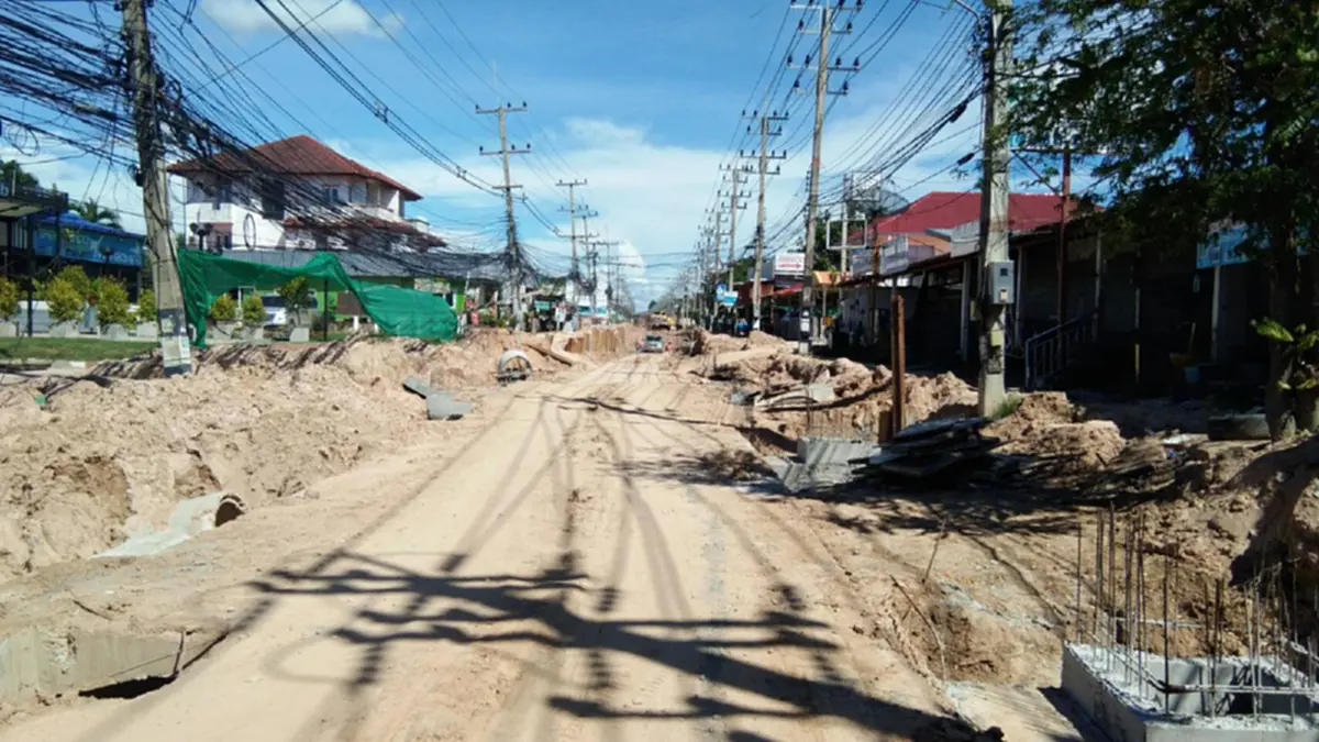 ไม่มาอยู่ตรงนี้ไม่มีใครเข้าใจหลอก!!..เปิดใจชาวบ้านที่ได้รับความเดือดร้อนจากการปรับปรุงถนนที่ถ.สยามคันทรี่ ชลบุรี รอมากว่า2ปีก็ยังเหมือนเดิม