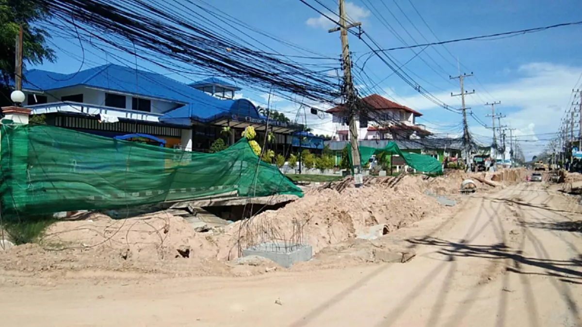 ไม่มาอยู่ตรงนี้ไม่มีใครเข้าใจหลอก!!..เปิดใจชาวบ้านที่ได้รับความเดือดร้อนจากการปรับปรุงถนนที่ถ.สยามคันทรี่ ชลบุรี รอมากว่า2ปีก็ยังเหมือนเดิม