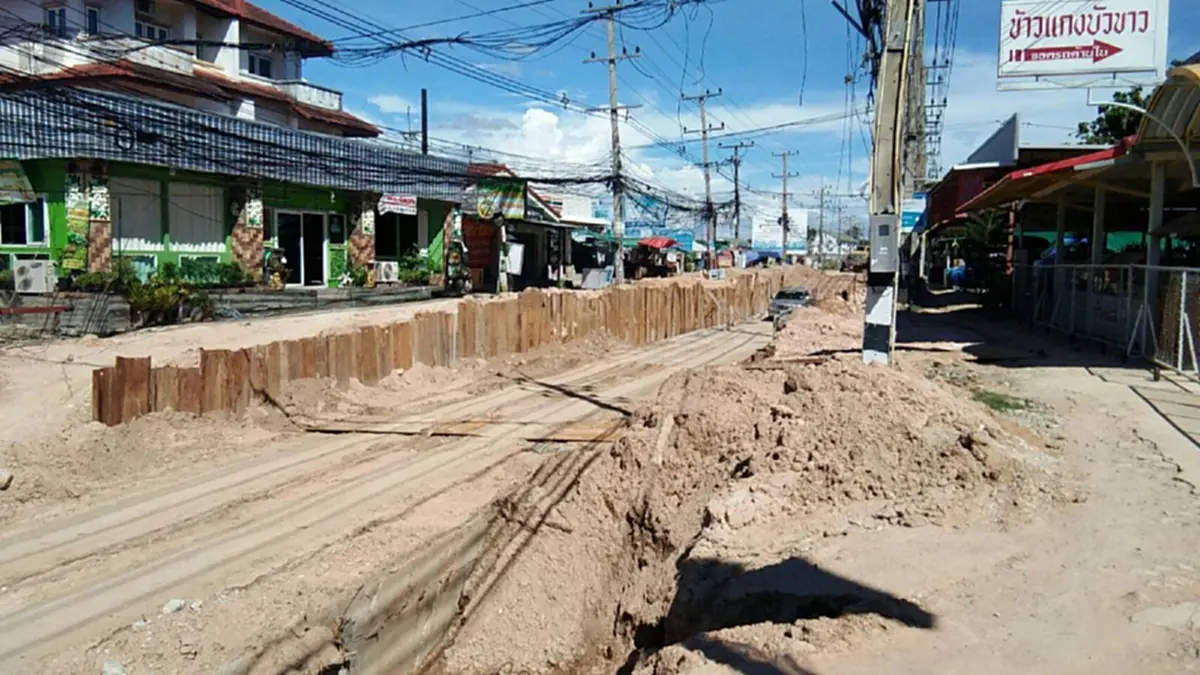 ไม่มาอยู่ตรงนี้ไม่มีใครเข้าใจหลอก!!..เปิดใจชาวบ้านที่ได้รับความเดือดร้อนจากการปรับปรุงถนนที่ถ.สยามคันทรี่ ชลบุรี รอมากว่า2ปีก็ยังเหมือนเดิม