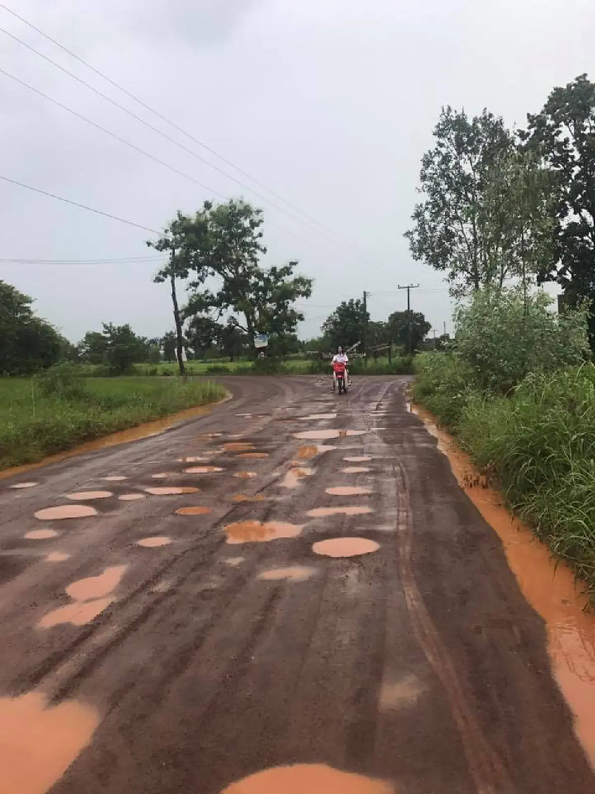 ถนนหรือพิมพ์ขนมครก!! นักเรียนและชาวบ้าน เดือดร้อนหนัก “ถนนสายหลัก” เป็นหลุมลึก สัญจรลำบาก พร้อมวิงวอนผู้เกี่ยวข้องผลักดันให้สร้างใหม่ (คลิป)