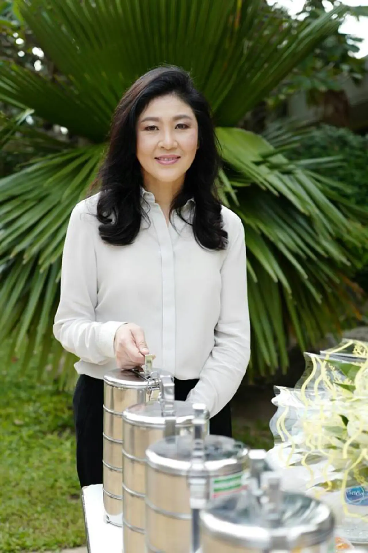 ภาพสุดท้าย !?!? "มัลลิกา" แชร์ เห็น "ยิ่งลักษณ์" ครั้งสุดท้าย ก่อนหนี (มีภาพ)