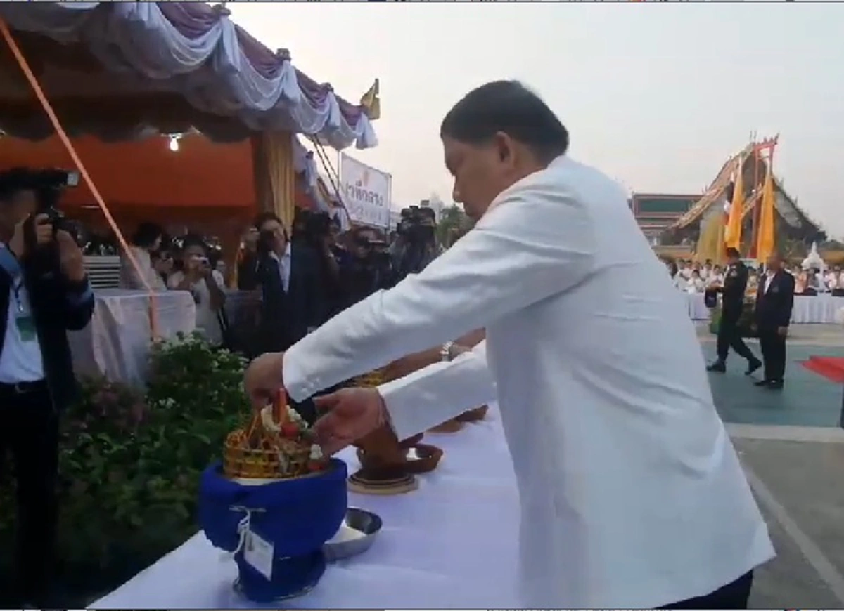 ผู้ว่าฯกทม.นำพุทธศาสนิกชน ทำบุญตักบาตรพระสงฆ์ 67 รูป เนื่องในวันมาฆบูชา