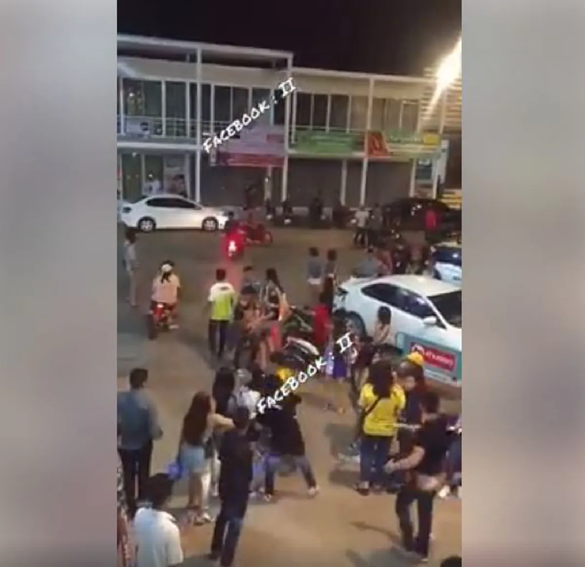 โดนรุมตรีนนับสิบ !? แก๊งค์โจ๋เบิ้ลมอไซค์ !! เถื่อนจัดยกพวกตีกัน งานคอนเสิร์ต ตะลุมบอน เละเป็นแถบๆ ห้ามกันชุลมุน (มีคลิป)