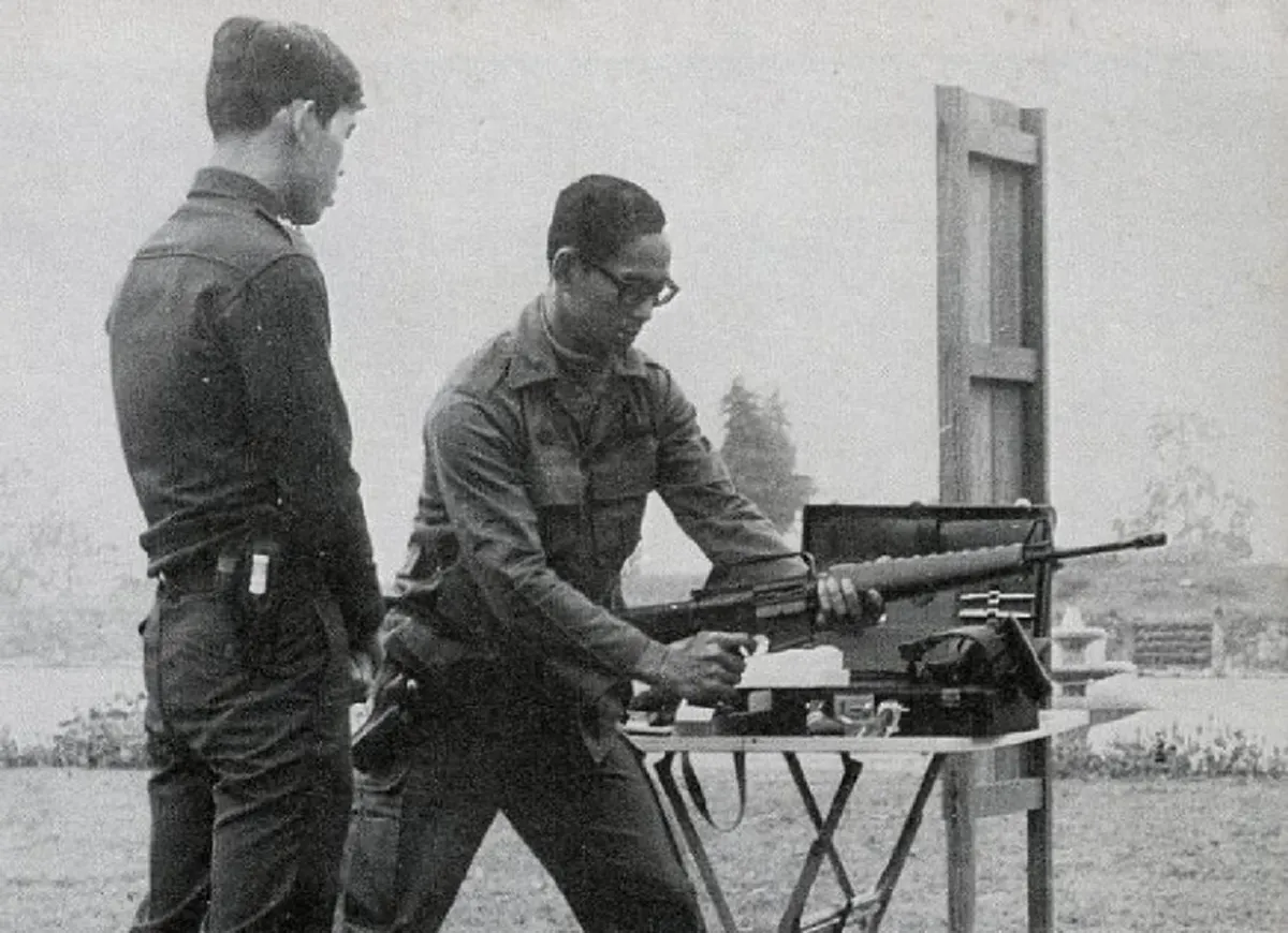 ธ ทรงเป็น จอมทัพไทย!! อีกหนึ่งพระปรีชาสามารถของ "ในหลวง ร.9 - สมเด็จพระราชินีฯ" ด้านทรงพระแสงปืน ที่คนรุ่นหลังไม่เคยได้เห็น (ภาพ)