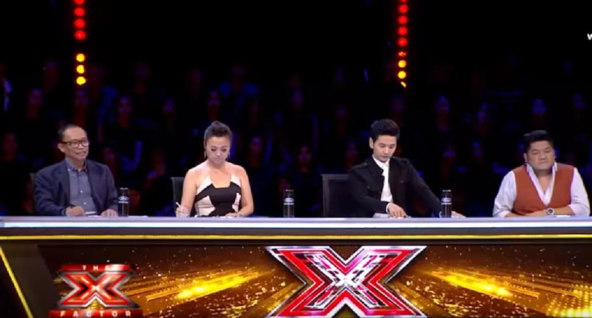 ไม่ได้อินกับเพลงแล้ว!! เกิดอะไร? "ใหม่ สายหลอน" จู่ๆ กรีดร้องลั่น ทรุดลงพื้น!? หลังร้องเพลงจบ? จนเพื่อนๆต้องรีบเข้ามาปลอบ! (คลิป)