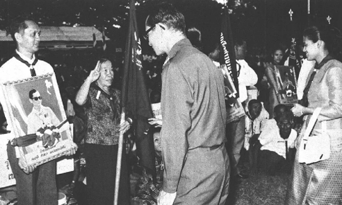 แชร์เก็บไว้ในความทรงจำ ภาพพระบรมฉายาลักษณ์ของ "ในหลวงรัชกาลที่๙" ที่หาดูได้ยาก (ภาพชุด)