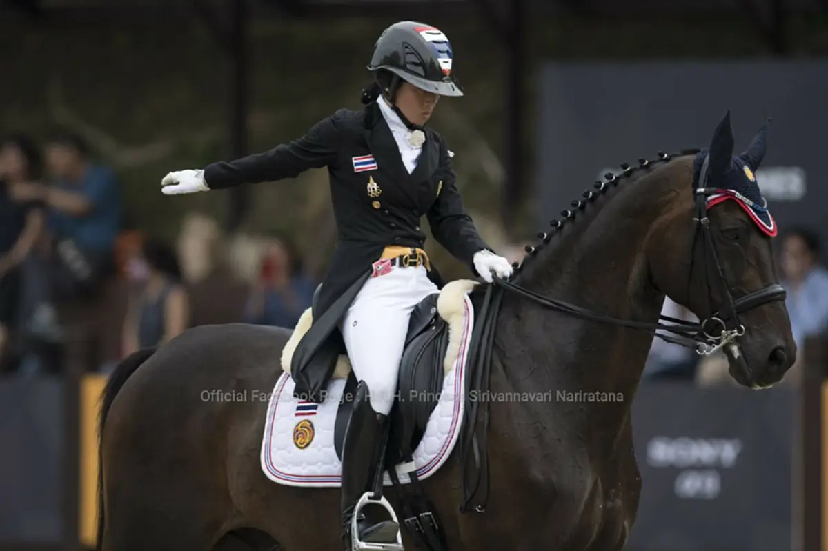 กลั้นน้ำตาไว้ไม่อยู่! พระองค์เจ้าสิริวัณณวรีนารีรัตน์ ทรงกอดพระบรมฉายาลักษณ์ ร.9ระหว่างพิธีการรับเหรียญรางวัล พร้อมถวายเหรียญเงินแด่เสด็จปู่