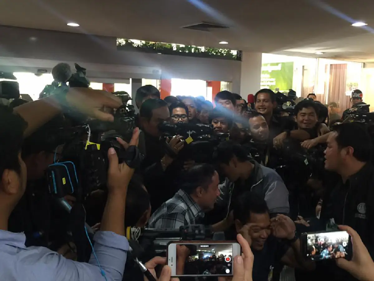 นายกเป็นคนตลก!!! ลีลา "บิ๊กตู่" สวมบทช่างภาพหนุ่ม แถมทำท่าถือไมค์ยิงคำถามนักข่าวรัวๆ แบบเป็นกันเองสุด!!? (มีคลิป)