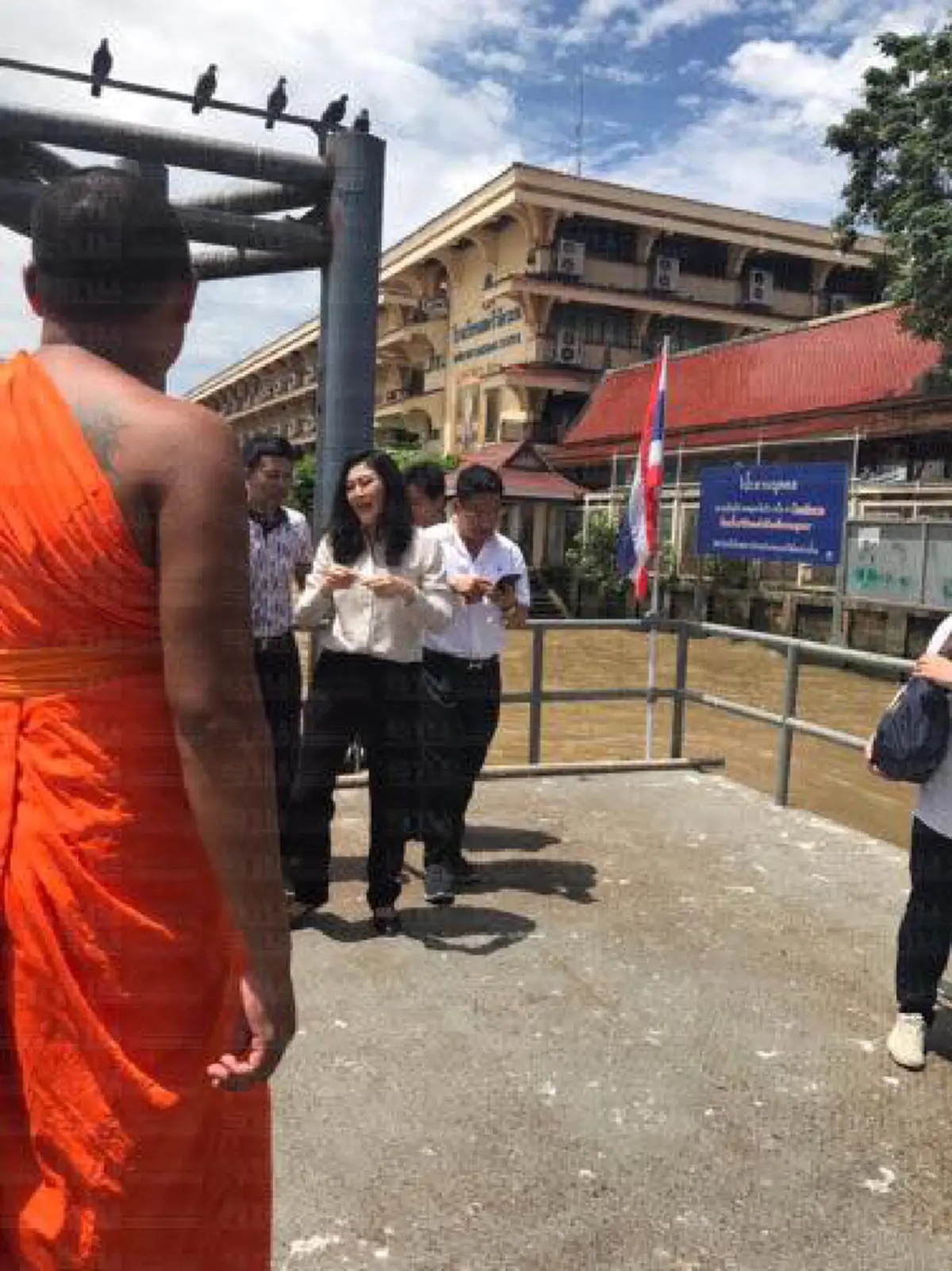 ภาพสุดท้าย !?!? "มัลลิกา" แชร์ เห็น "ยิ่งลักษณ์" ครั้งสุดท้าย ก่อนหนี (มีภาพ)