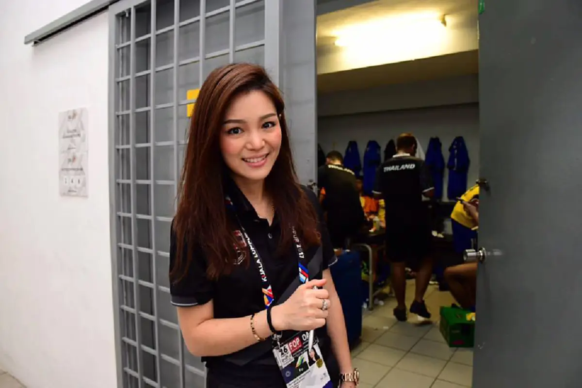 ภาพความน่ารัก และความสวย ความเก่ง ของเธอคนนี้ "มาดามเดียร์" วทันยา วงศ์โอภาสี อดีตผู้จัดการทีมชาติไทย รุ่นอายุไม่เกิน 23 ปี (เจอดี - คลิป)