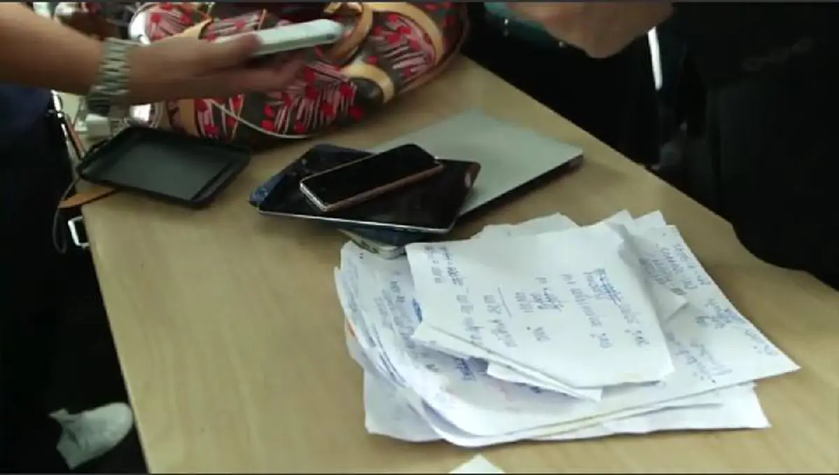 เหยื่อเฮ!!! "เจ๊เต็นท์รถ" หลอกขายรถย้อมแมว-ฉีกสัญญาลูกค้า เจอกรรมติดจรวด ตร.บุกรวบตัว เจอเต็มๆ 7 ข้อหาหนัก!!!