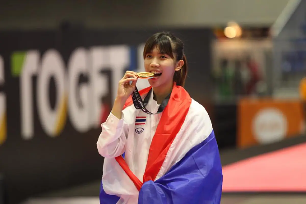 หัวใจนักสู้!! หลายคนอาจยังไม่รู้??..เทนนิส พาณิภัค..ฝืนสู้อาการเจ็บเอ็นเข่าขาด!! ไล่เตะ มาเลย์ ไม่ยั้ง..สร้างสถิติระดับโลก..3เเชมป์ใน1เดือน