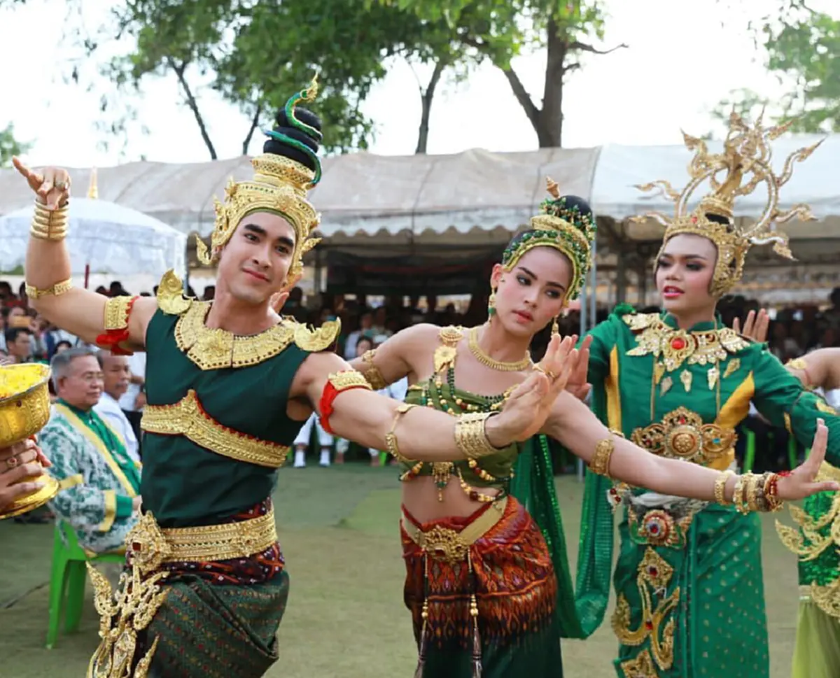 สวยงามดั่งต้องมนต์!!! เปิดเบื้องหลังเครื่องแต่งกาย "ณเดชน์" - "ญาญ่า"  สวมร่ายรำถวายพ่อปู่ศรีสุทโธ แต่ละขั้นตอนการทำ...เห็นแล้วขนลุก!?!