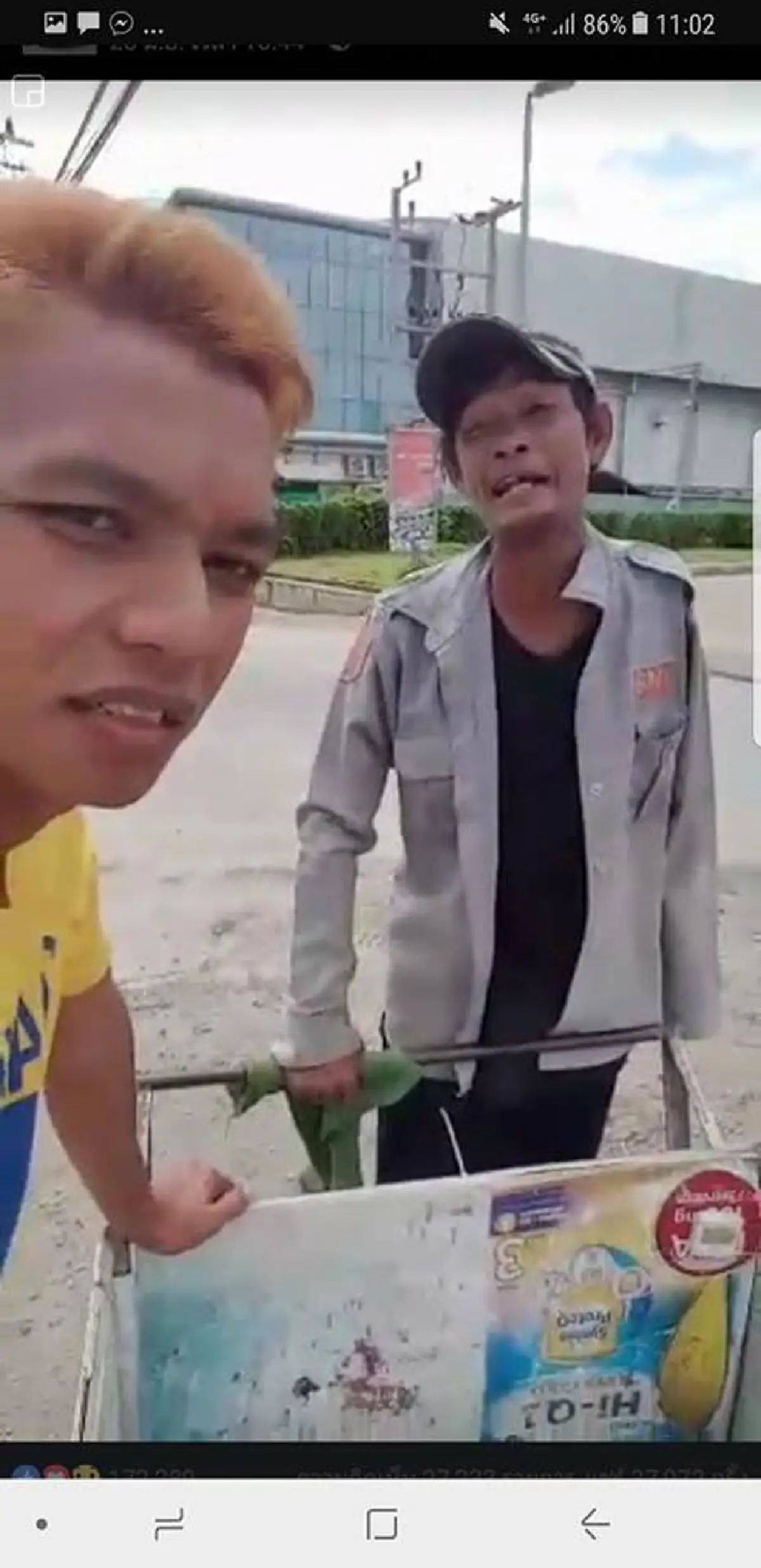 ใจพี่หล่อมาก!! หนุ่มควักเงินตัวเองหลักแสน สร้างถนนให้กับวัดบ้านเกิด เพื่อให้ชาวบ้านได้เอาใช้ประโยชน์  ลั่น! ใครทำดีไม่โชว์แต่ผมโชว์ (คลิป)