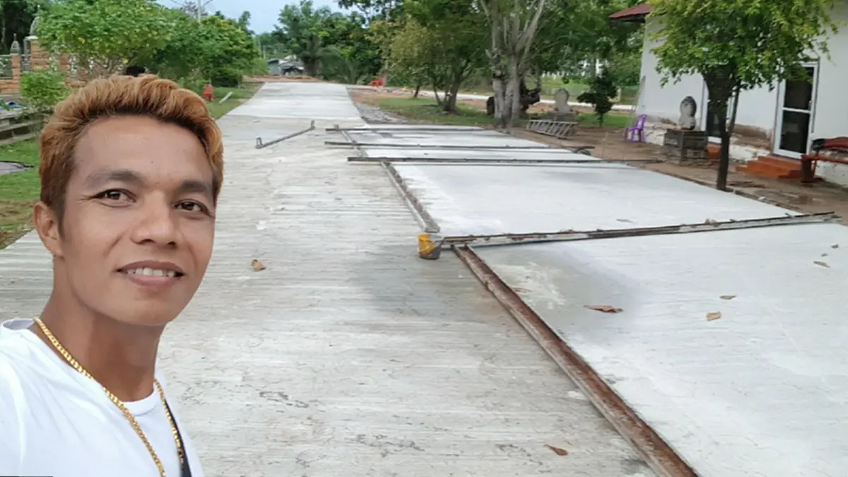 ใจพี่หล่อมาก!! หนุ่มควักเงินตัวเองหลักแสน สร้างถนนให้กับวัดบ้านเกิด เพื่อให้ชาวบ้านได้เอาใช้ประโยชน์  ลั่น! ใครทำดีไม่โชว์แต่ผมโชว์ (คลิป)