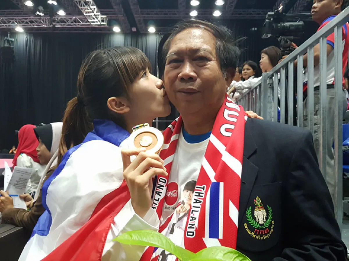 หัวใจนักสู้!! หลายคนอาจยังไม่รู้??..เทนนิส พาณิภัค..ฝืนสู้อาการเจ็บเอ็นเข่าขาด!! ไล่เตะ มาเลย์ ไม่ยั้ง..สร้างสถิติระดับโลก..3เเชมป์ใน1เดือน