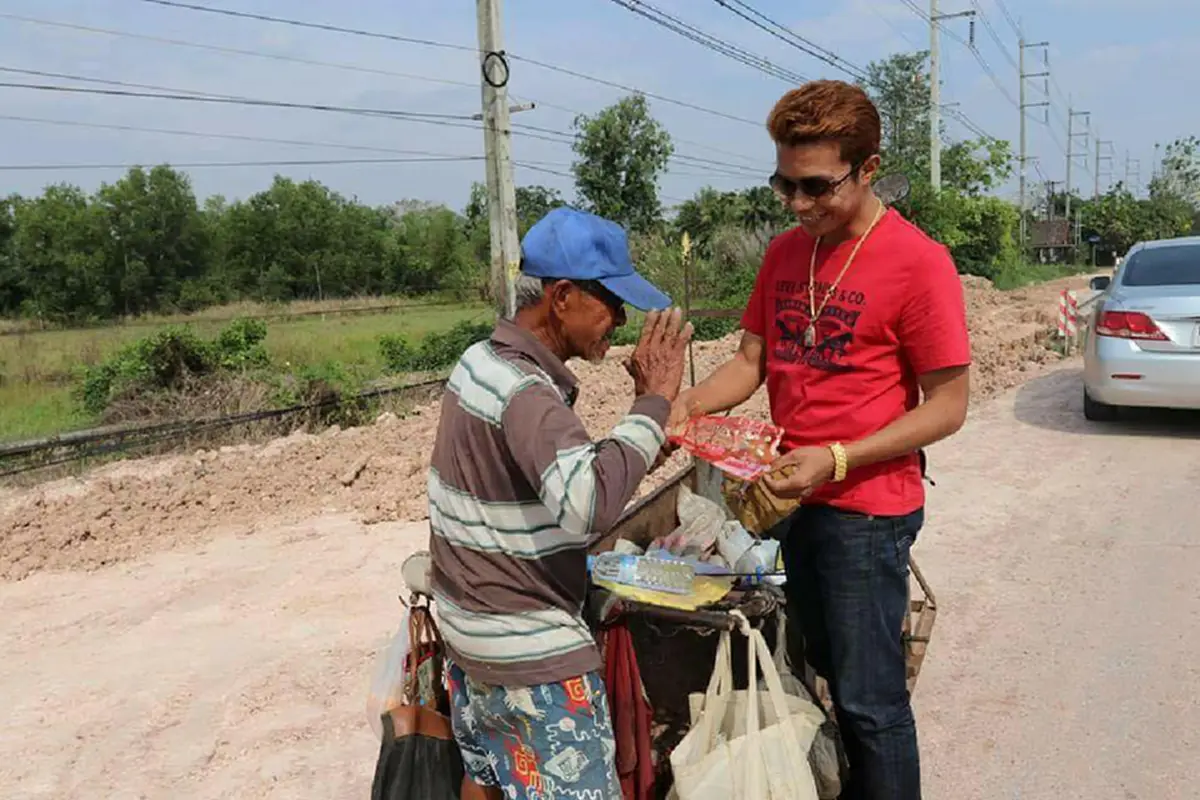 ใจพี่หล่อมาก!! หนุ่มควักเงินตัวเองหลักแสน สร้างถนนให้กับวัดบ้านเกิด เพื่อให้ชาวบ้านได้เอาใช้ประโยชน์  ลั่น! ใครทำดีไม่โชว์แต่ผมโชว์ (คลิป)
