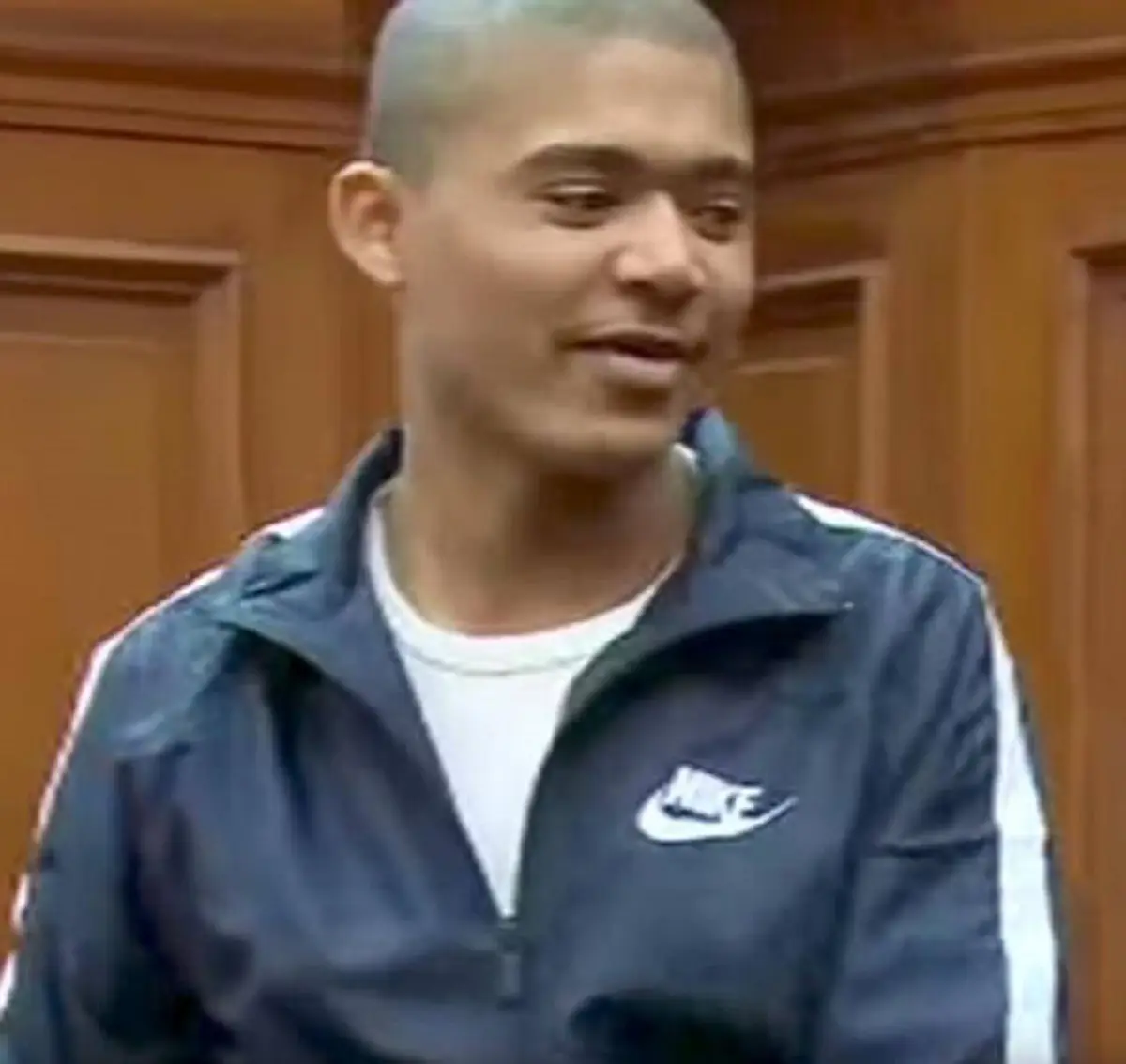 "อย่างน้อย ผมก็ยังมีชีวิตอยู่" ฆาตกรต่อเนื่องปรบมือยิ้มเย้ยให้กับญาติเหยื่อ"ฆ่าข่มขืนเด็ก"หลังศาลตัดสินโทษ 71 ปี (เจอดี-มีคลิป)