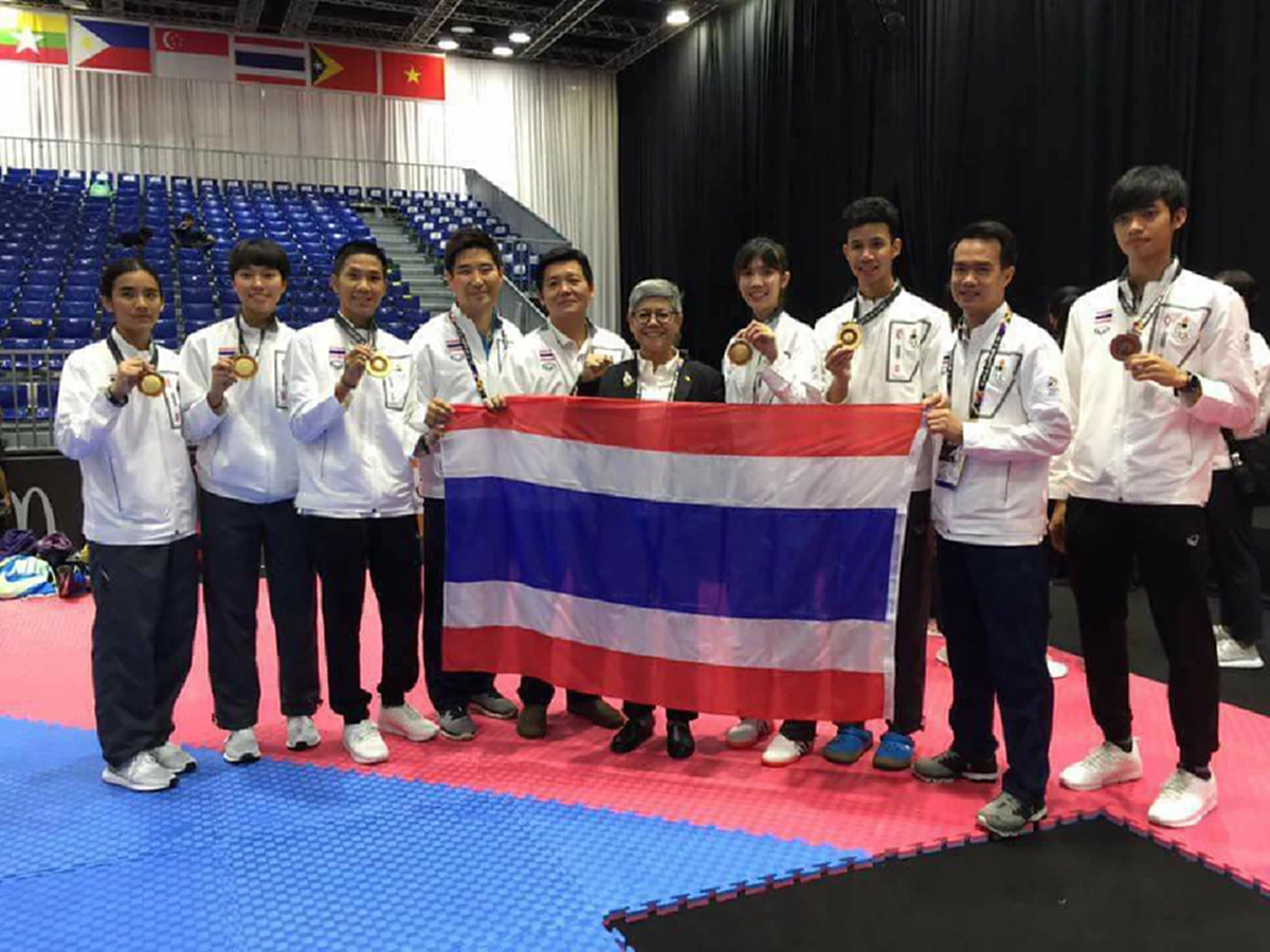 หัวใจนักสู้!! หลายคนอาจยังไม่รู้??..เทนนิส พาณิภัค..ฝืนสู้อาการเจ็บเอ็นเข่าขาด!! ไล่เตะ มาเลย์ ไม่ยั้ง..สร้างสถิติระดับโลก..3เเชมป์ใน1เดือน