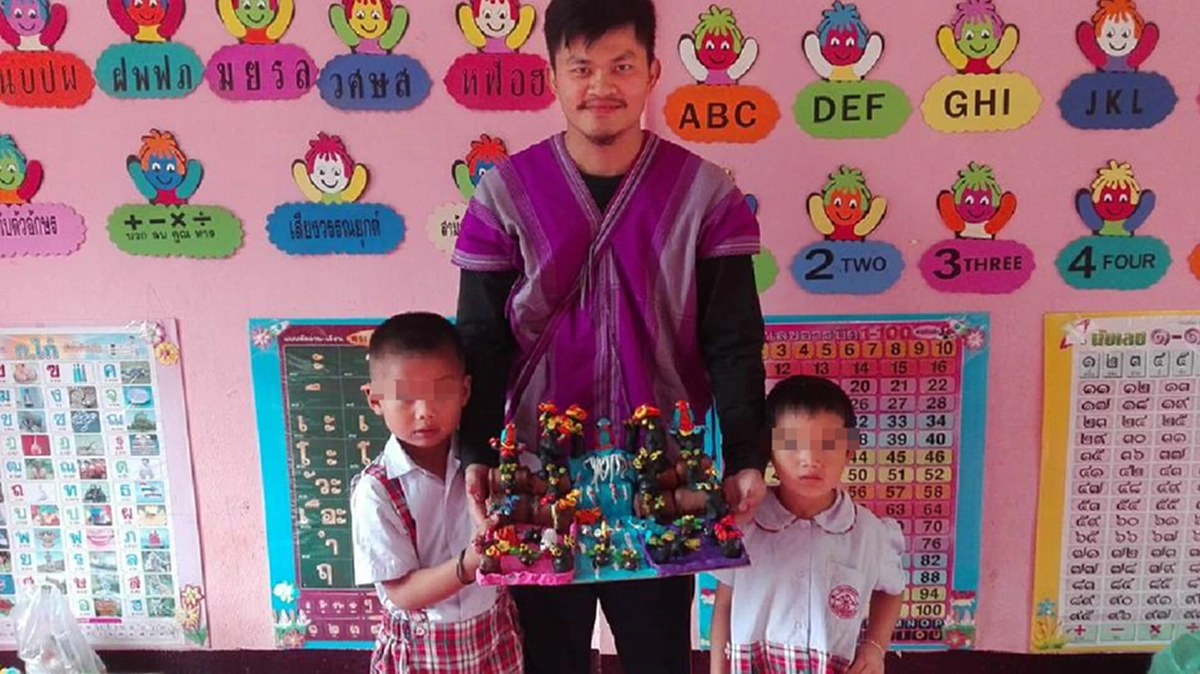 คลิปนี้ต้องดู! ครูและเด็กนักเรียนช่วยกันเข็นรถฝ่าถนนดินโคลนเละ เพื่อเดินทางไปแข่งขันด้านทักษะ ทำเอาชาวเน็ตแห่ชื่นชมถล่มโซเชียล (คลิป)