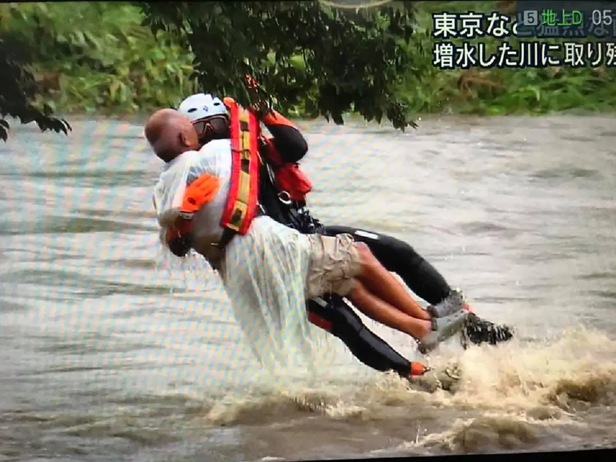 นาทีชีวิต!! หน่วยกู้ภัยโรยตัวเข้าช่วยเหลือคุณตาคนหนึ่ง ที่ติดอยู่กลางกระแสน้ำที่ไหลเชี่ยวกราก หลังจากที่เกิดน้ำไหลหลากอย่างรุนแรง! (คลิป)
