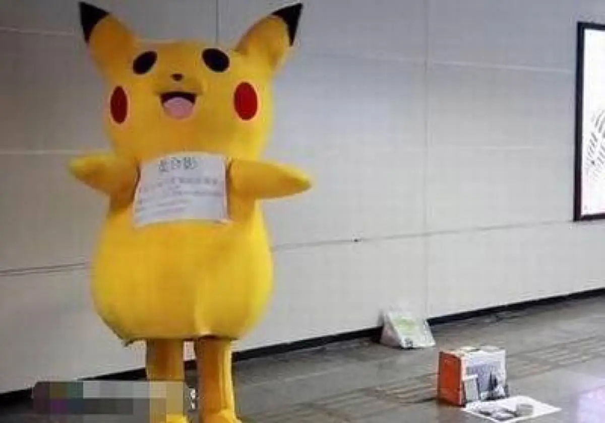 สู้ไม่ถอย!! คุณยายวัย 71 ปี สวมชุดปิกาจูหาเงินจ่ายค่าหมอ หลังลูกสาวสูญเสียการมองเห็นเพราะเนื้องอก ซ้ำร้ายสามีเกิดอุบัติเหตุผลัดตกตึกขาหัก