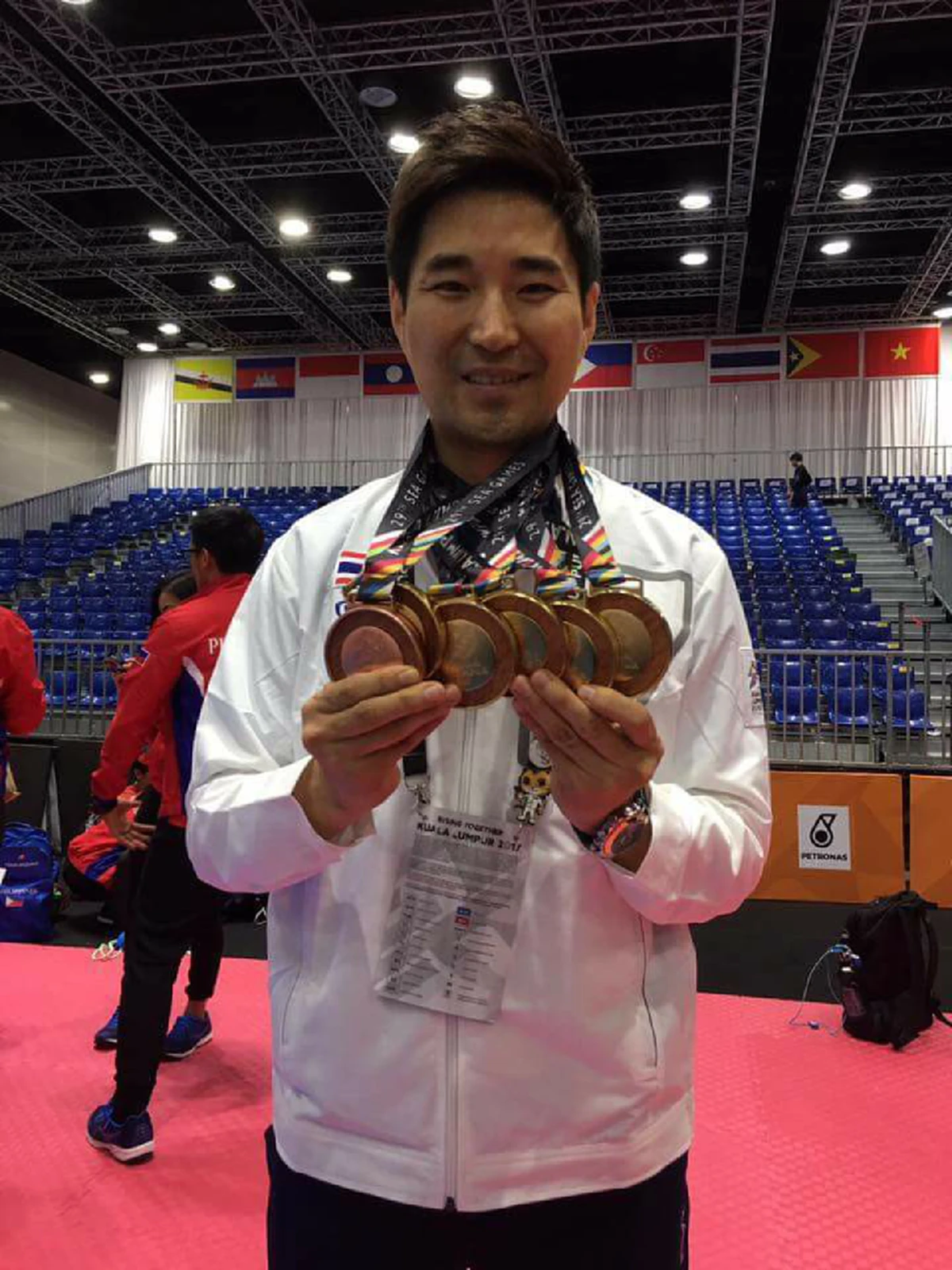 หัวใจนักสู้!! หลายคนอาจยังไม่รู้??..เทนนิส พาณิภัค..ฝืนสู้อาการเจ็บเอ็นเข่าขาด!! ไล่เตะ มาเลย์ ไม่ยั้ง..สร้างสถิติระดับโลก..3เเชมป์ใน1เดือน