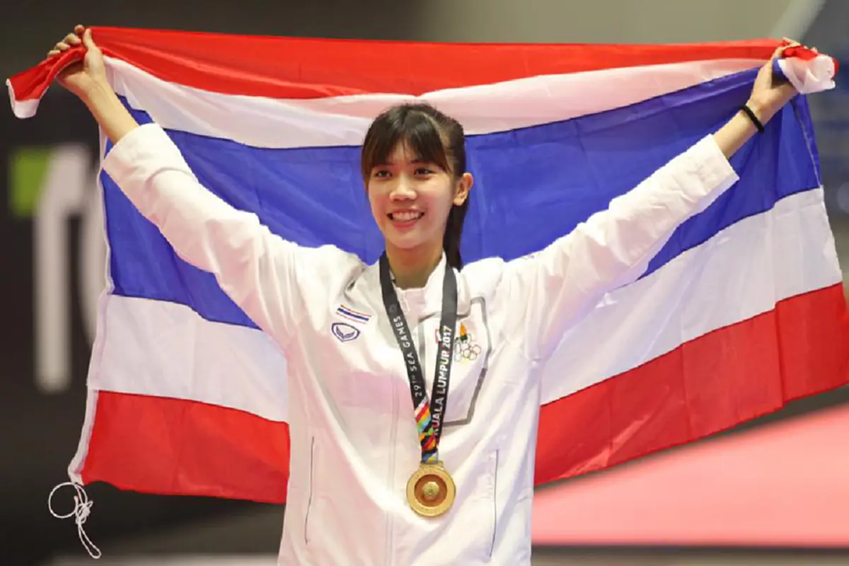 หัวใจนักสู้!! หลายคนอาจยังไม่รู้??..เทนนิส พาณิภัค..ฝืนสู้อาการเจ็บเอ็นเข่าขาด!! ไล่เตะ มาเลย์ ไม่ยั้ง..สร้างสถิติระดับโลก..3เเชมป์ใน1เดือน