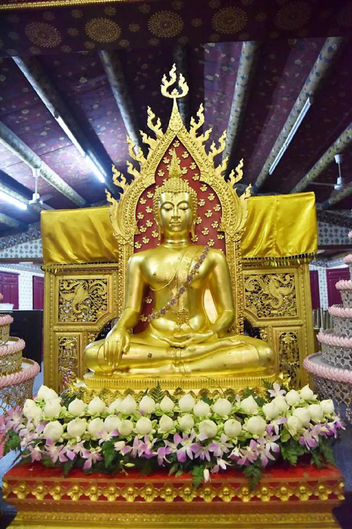 งดงามตามประเพณี แด่องค์ราชันย์-ราชินี แห่งแผ่นดิน  พิธีสาธยายมนต์มหาสันติงหลวง ห่มผ้าจีวรหลวงพ่อสมปราถนา วัดพิชยญาติการาม