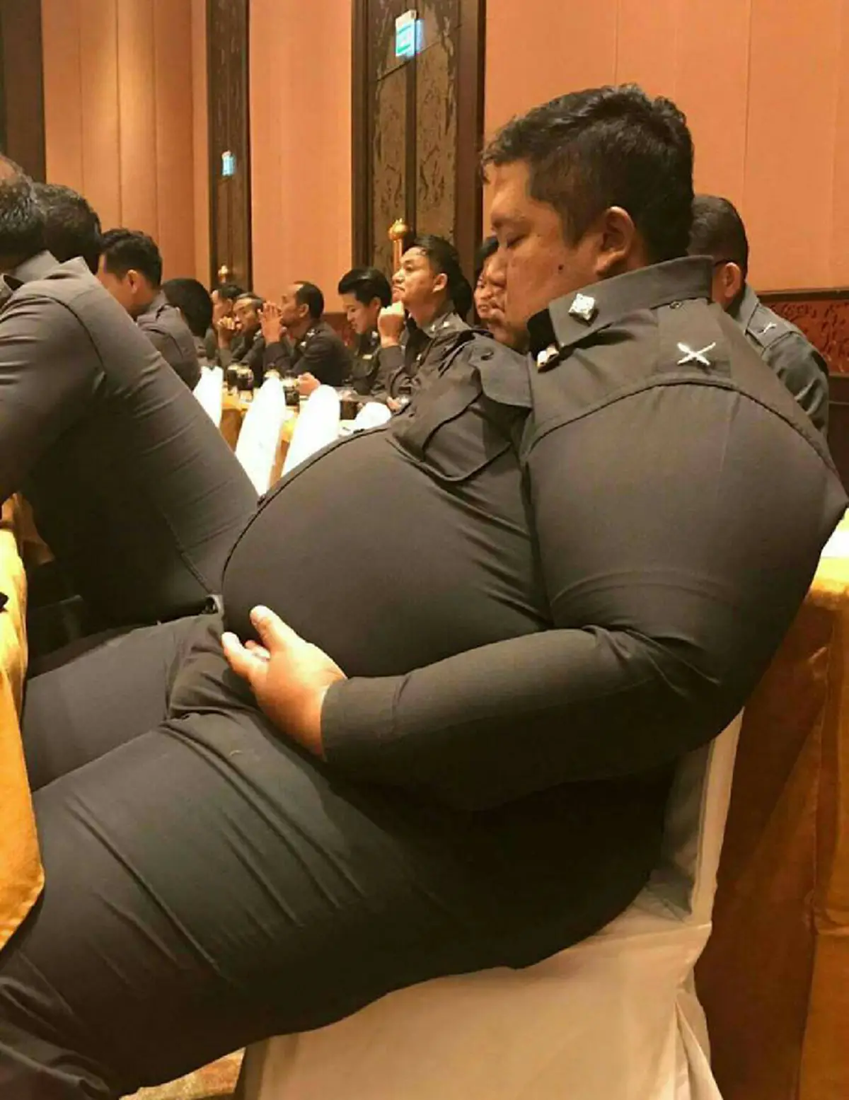 แห่แชร์กระฉ่อน!! ภาพนายดาบตำรวจพุงโต ชาวเน็ตพากันวิจารณ์แซ่ด ถ้าโจรมาจะวิ่งไล่จับทันไหม-มีเกฑณ์การวัดน้ำหนักหรือไม่!!?? (ชมภาพ)