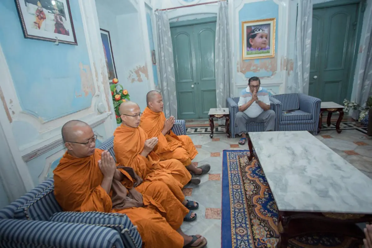 เจ้ามัลละกษัตริย์ นิมนต์พระสงฆ์ไทยไปเจริญพระพุทธมนต์ ฉันภัตตาหารเพลภายในพระราชวัง แม้ตัวท่านจะนับถือศาสนาฮินดูในขณะนี้ก็ตาม