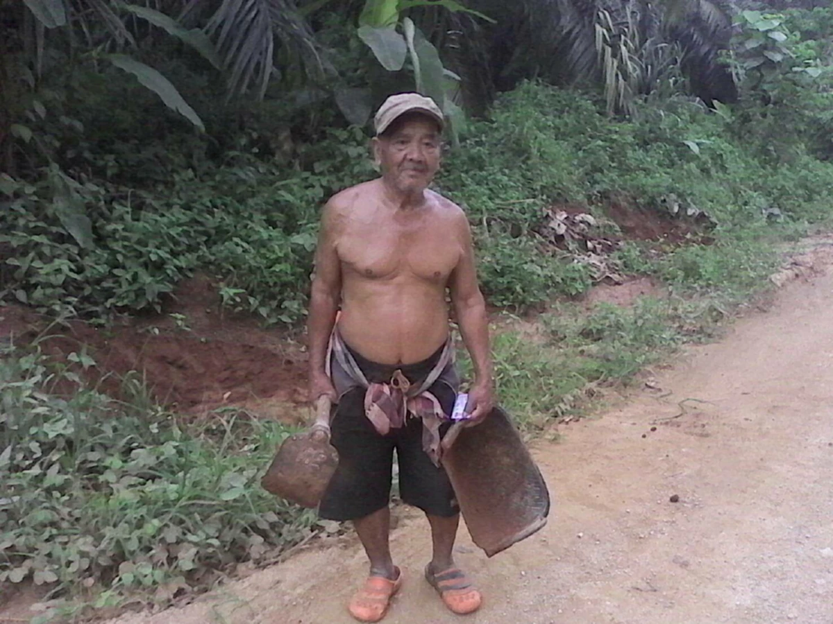 1แชร์เป็นกำลังใจ! อดีตกำนัน วัย 83ปี ใช้ชีวิตหลังจากเกษียณ โดยการหยิบจอบ ขุดดิน มาถมถนน เพื่อให้คนในชุมชมเดินทางสะดวกและลดอุบัติเหตุ (คลิป)