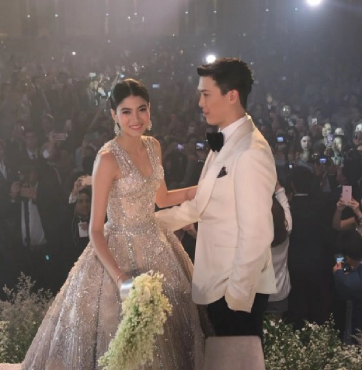 ช็อตนี้...ลุ้นเว่อร์!!! นาที "มาร์กี้" โยนช่อดอกไม้ งานนี้ใครได้เป็นว่าที่เจ้าสาวคนต่อไป ทำคนแห่กรี๊ดสนั่นลุ้นกันทั้งงาน!!! (มีคลิป)