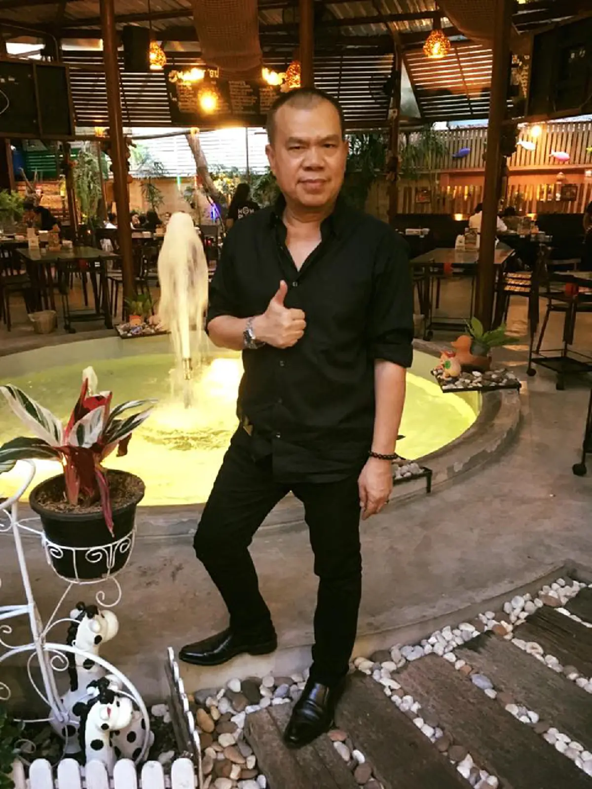 #สู้ชีวิตเพื่อครอบครัว!!  ส่องภาพล่าสุด  ตลกชื่อดัง  "กล้วย เชิญยิ้ม"  หลังซิทคอม  "เฮง เฮง เฮง"  ลาจอชั่วนิรันดร์? (ชมคลิป) 