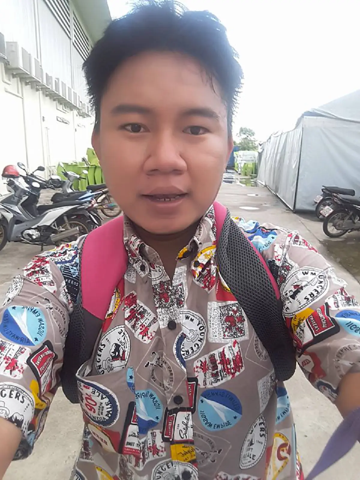 หนุ่มน้ำมันหมด! จูงรถมาเรื่อยๆ เจอคนใจดี ช่วยเติมน้ำมันให้ แต่วิธีการเติมของเขานี่สิ ทำเอาชาวโซเชียลซึ้งใจ น้ำตาไหล! (ดูคลิป)