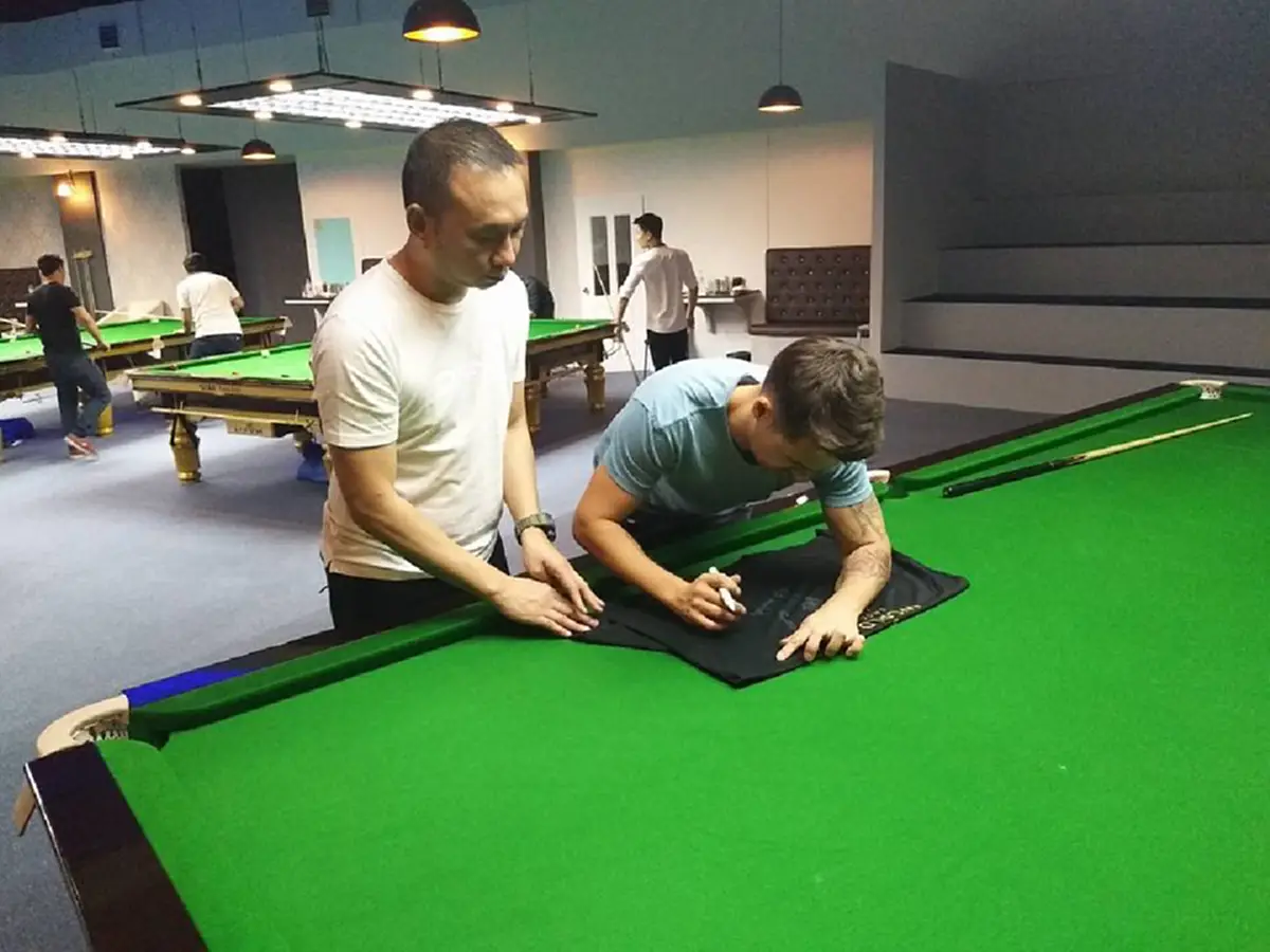 ประเด็นร้อนโลกออนไลน์!! “ต๋อง ศิษย์ฉ่อย”ออกโรงชี้เเจง..กรณีภาพสาวสวยโต๊ะสนุกเกอร์..เเชร์ว่อนเน็ต!!พาคิดกันเลยเถิด..ส่อเเอบเเฝง??(รายละเอียด)