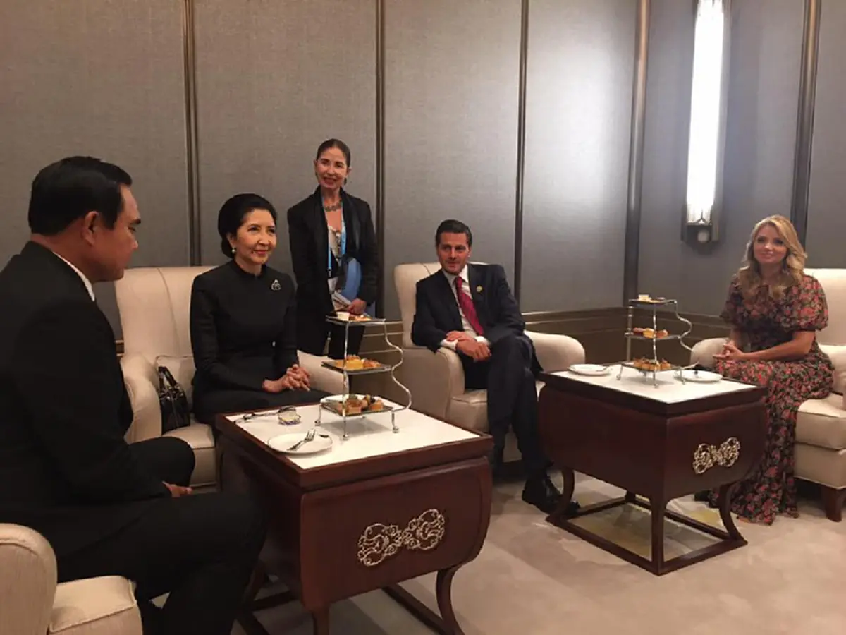สุภาพสตรีหมายเลขหนึ่งของไทย!! "อาจารย์น้อง" งามสง่าทุกอิริยาบท ในชุดไทยจิตรลดา..เคียงข้าง "บิ๊กตู่" เยือน "ประเทศจีน" (ชมภาพ)