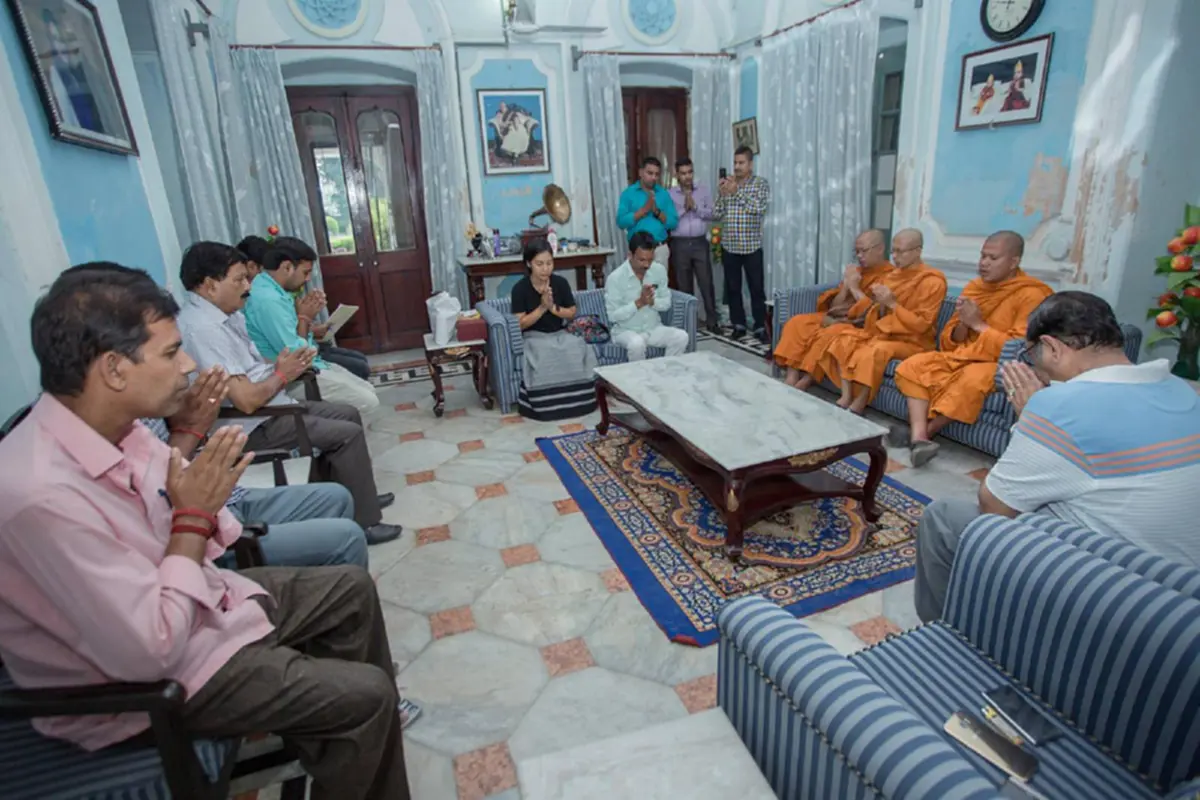 เจ้ามัลละกษัตริย์ นิมนต์พระสงฆ์ไทยไปเจริญพระพุทธมนต์ ฉันภัตตาหารเพลภายในพระราชวัง แม้ตัวท่านจะนับถือศาสนาฮินดูในขณะนี้ก็ตาม