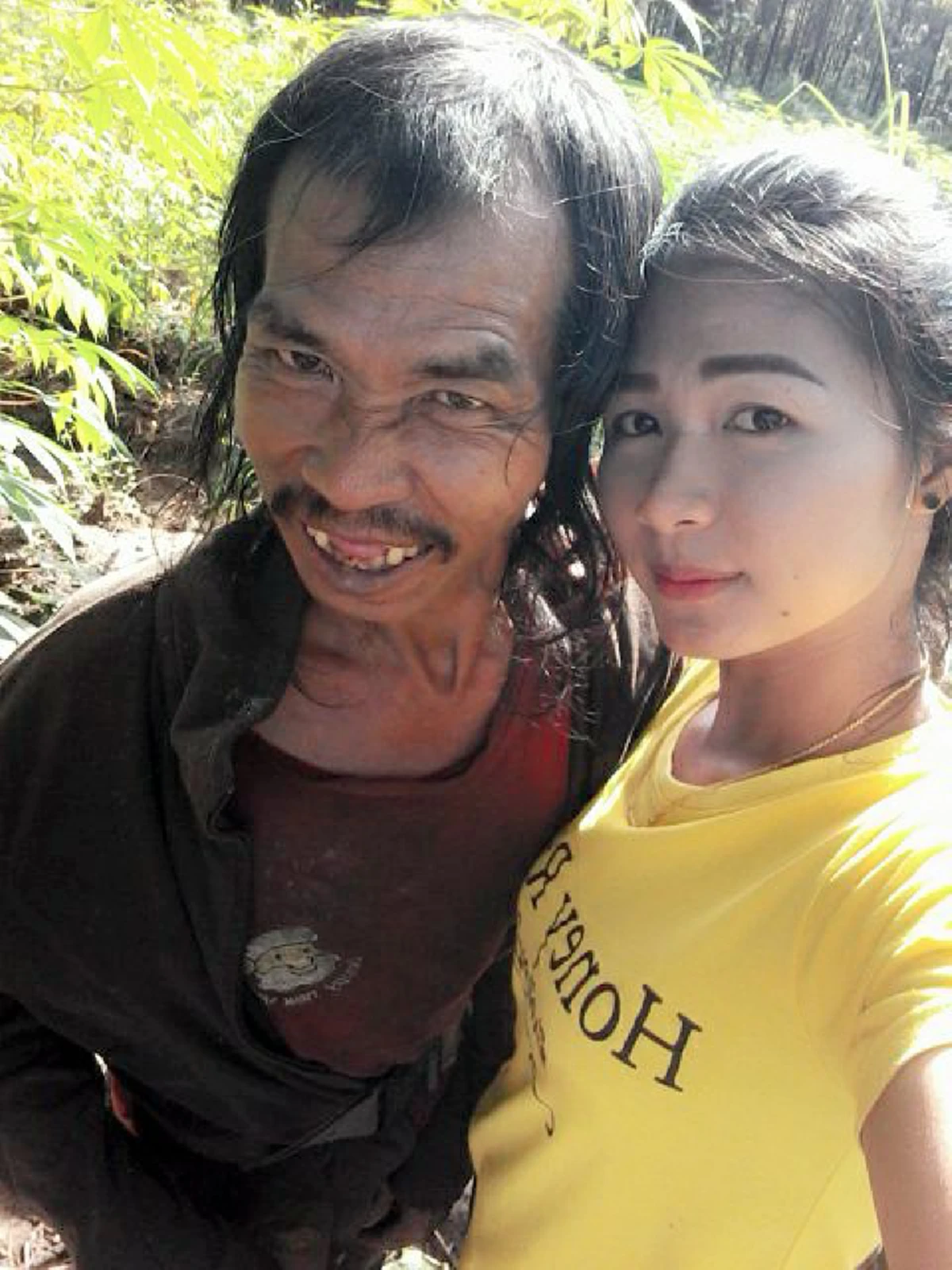 หนูไม่เคยอายใครที่มีพ่อสติไม่ดี! โซเชียลแห่ชื่นชมสาวยอดกตัญญู ถ่ายรูปคู่กับคุณพ่อที่สติไม่สมประกอบ ลั่น! จะขอดูแลพ่อให้ดีที่สุดแบบนี้ตลอดไป