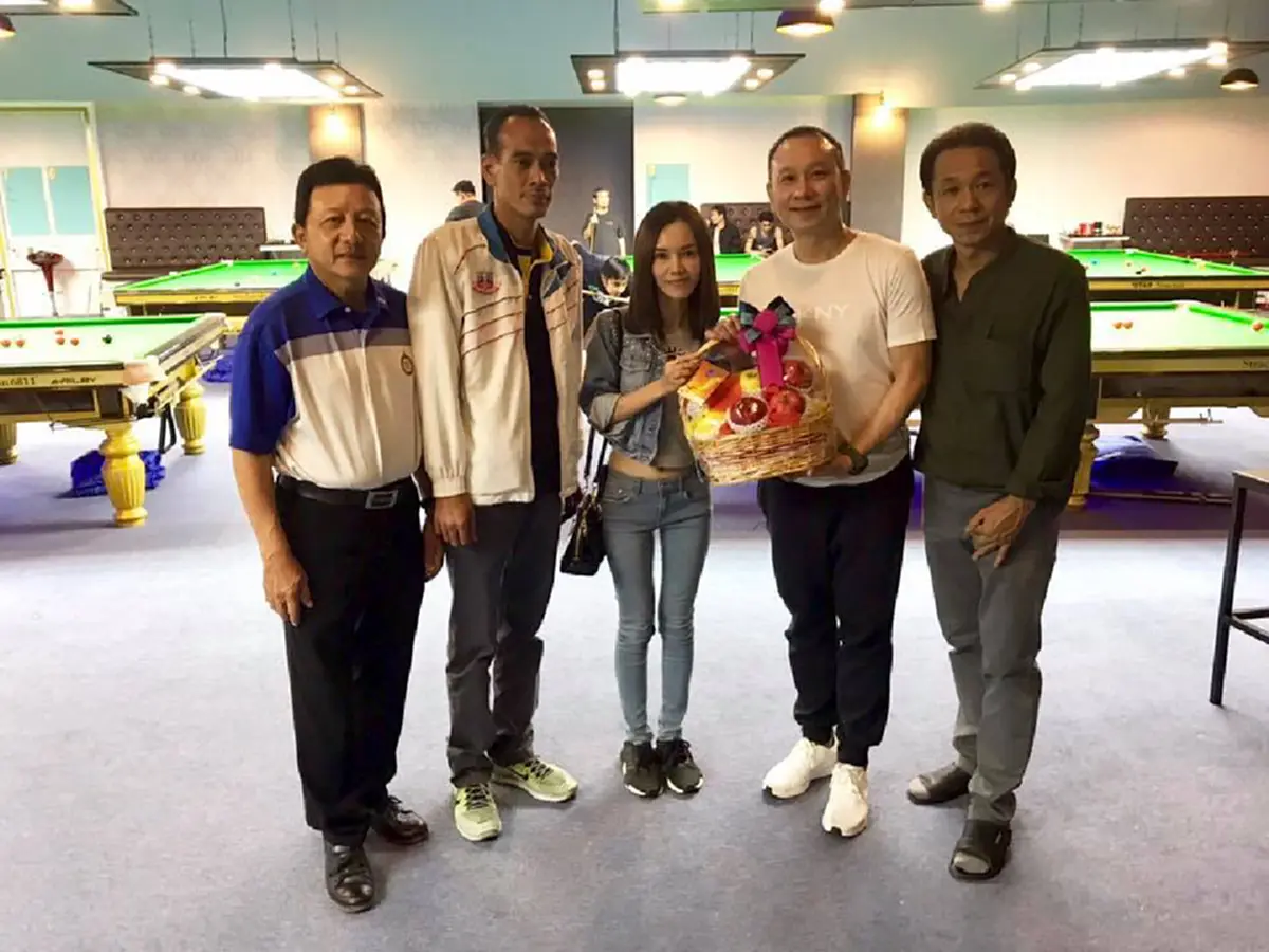 ประเด็นร้อนโลกออนไลน์!! “ต๋อง ศิษย์ฉ่อย”ออกโรงชี้เเจง..กรณีภาพสาวสวยโต๊ะสนุกเกอร์..เเชร์ว่อนเน็ต!!พาคิดกันเลยเถิด..ส่อเเอบเเฝง??(รายละเอียด)