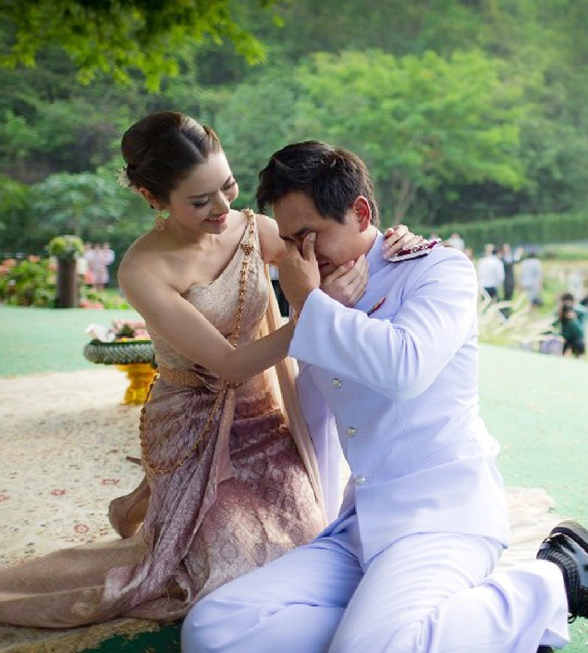 เรื่องบังเอิญที่น่าเศร้า ชาวเน็ตแชร์ภาพ 3 คู่รักร่วมเฟรมงานแต่ง"แอฟ-สงกรานต์"พบสุดท้ายเลิกราเหมือนกัน