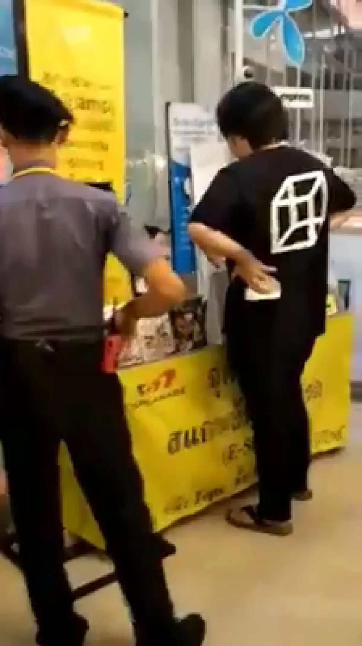 อย่าคิดว่าคนอื่นรู้ไม่ทัน!! หนุ่มหัวร้อนยืนโวยวายพนง.สาวห้างดังเพราะขอแต้มบัตรไม่ได้ พอรู้ที่มาที่ไปทำชาวเน็ตจวกยับ แหม..ตีเนียนเก่งเลยมึง!?