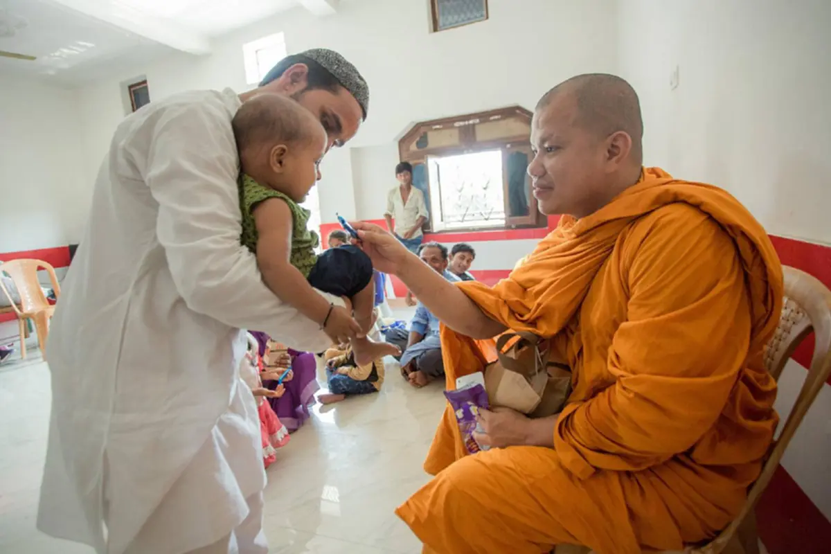 ศาสนาสัมพันธ์.. ครอบครัวชาวมุสลิมในเมืองกุสินารา นิมนต์พระสงฆ์ไทย ๕ รูป ฉันภัตตาหารเพลที่บ้าน ในเทศกาลบูชาของชาวมุสลิม