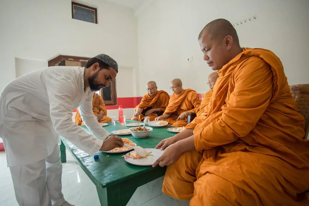 ศาสนาสัมพันธ์.. ครอบครัวชาวมุสลิมในเมืองกุสินารา นิมนต์พระสงฆ์ไทย ๕ รูป ฉันภัตตาหารเพลที่บ้าน ในเทศกาลบูชาของชาวมุสลิม